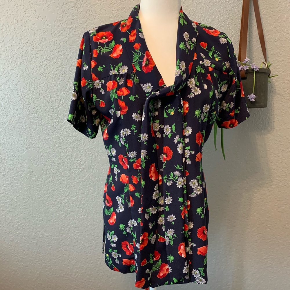 VINTAGE Hand Sewn Floral Top w/ neck tie 🤩